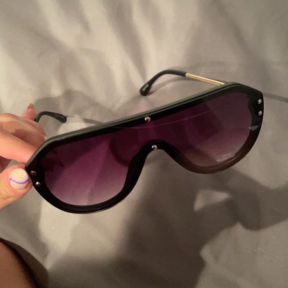 black sunglasses - Picture 3 of 4